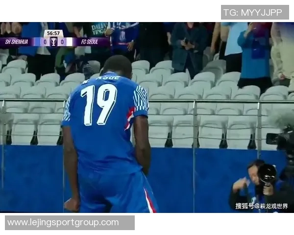 林加德精准直塞助攻杜甘季奇怒射被薛庆浩神勇扑出 林加德精准直塞助攻杜甘季奇怒射被薛庆浩神勇扑出