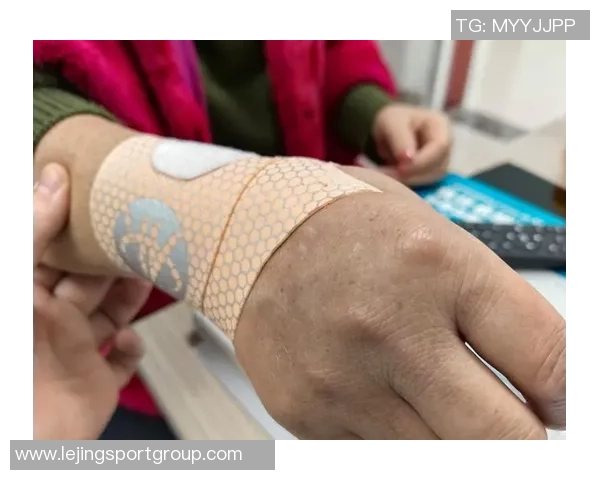 梅尔顿因旧伤复发赛后冰敷右手预计几天后恢复正常状态