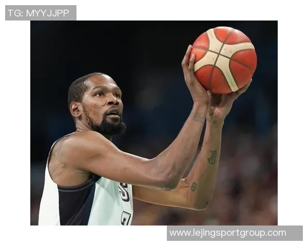 杜兰特半场表现稳定得分10分三分球未能命中展现全能能力